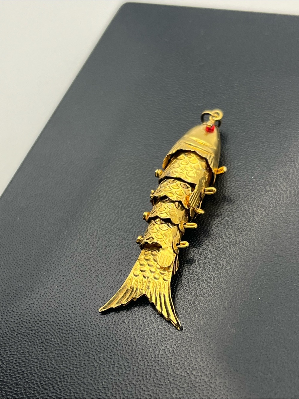 Articulated movable fish gold tone red eyes pendant for necklace vintage - Picture 3 of 14